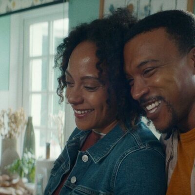 Still de Ashley Walters y Rosalind Eleazar en 1x05 'Reacción en cadena' de 'Te echo de menos'