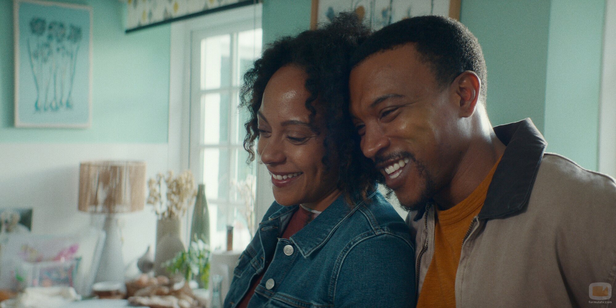 Still de Ashley Walters y Rosalind Eleazar en 1x05 'Reacción en cadena' de 'Te echo de menos'