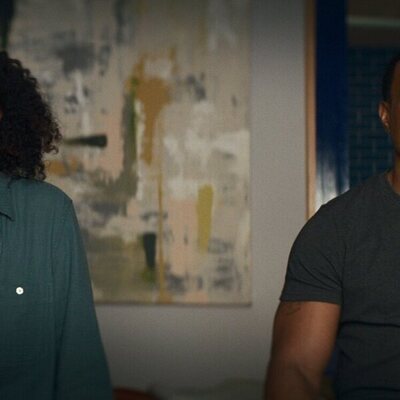 Ashley Walters y Rosalind Eleazar en el 1x05 de 'Missing You'