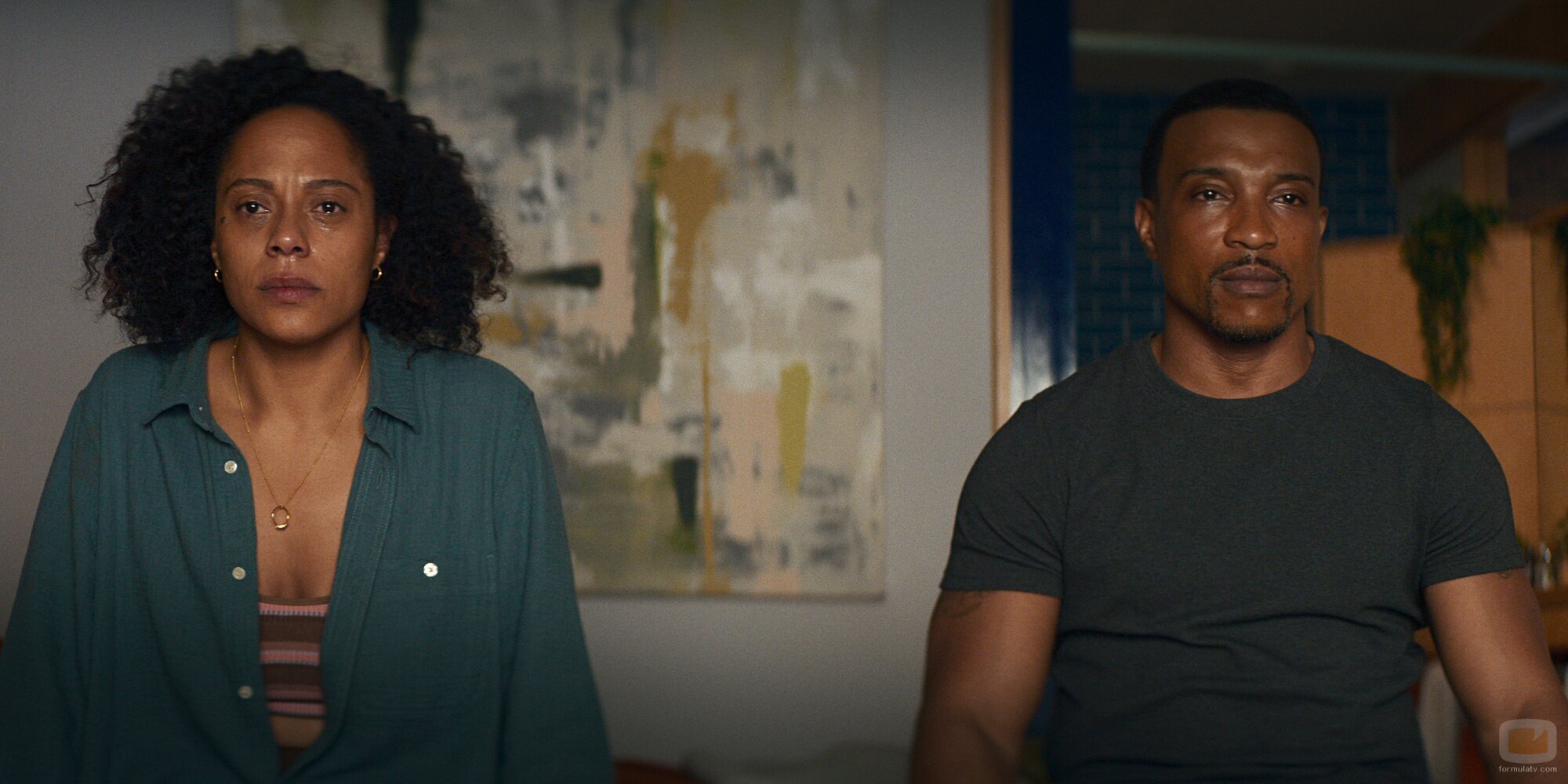 Ashley Walters y Rosalind Eleazar en el 1x05 de 'Missing You'