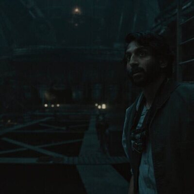 Avi Nash en 2x09 'El salvoconducto' de 'Silo'