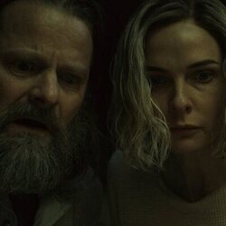 Steve Zahn y Rebecca Ferguson en la temporada 2 y el capítulo 10 de 'Silo'