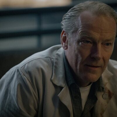Iain Glen en 2x10 titulado 'En el fuego' de 'Silo'