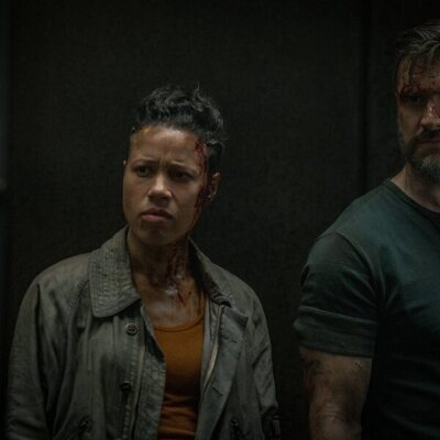 Shane McRae y Remmie Milner en la temporada 2 y el capítulo 10 de 'Silo'