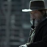 Shea Whigham en 1x01 titulado 'Episodio 1' de 'Érase una vez el Oeste'