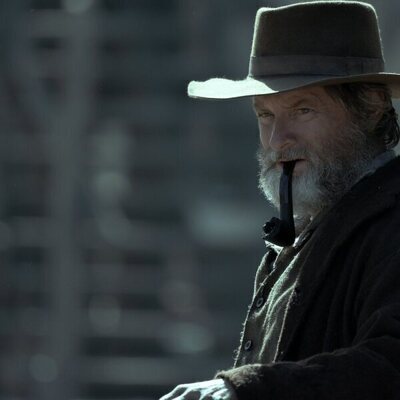 Shea Whigham en 1x01 titulado 'Episodio 1' de 'Érase una vez el Oeste'