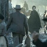 Betty Gilpin en 'Episodio 1' de 'American Primeval'