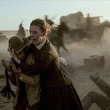 Betty Gilpin y Preston Mota en 'Episodio 1' de 'American Primeval'