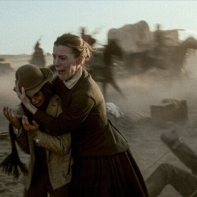 Betty Gilpin y Preston Mota en 'Episodio 1' de 'American Primeval'