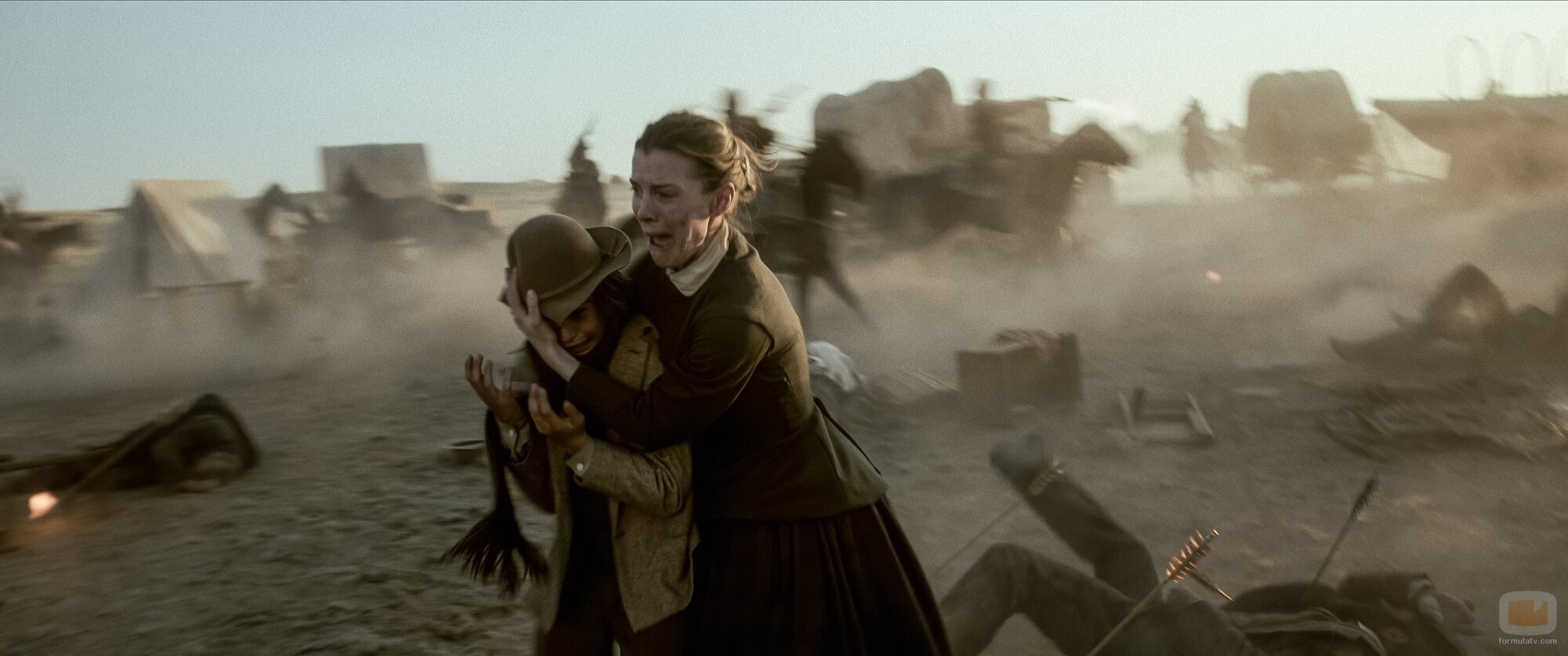 Betty Gilpin y Preston Mota en 'Episodio 1' de 'American Primeval'