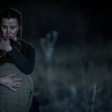 Betty Gilpin y Preston Mota en 1x01 'Episodio 1' de 'Érase una vez el Oeste'