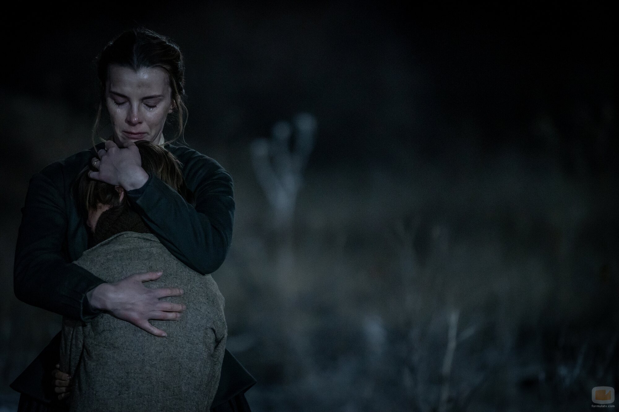 Betty Gilpin y Preston Mota en 1x01 'Episodio 1' de 'Érase una vez el Oeste'