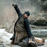 Taylor Kitsch en 1x01 'Episodio 1' de 'Érase una vez el Oeste'