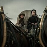 Betty Gilpin y Preston Mota en 'Episodio 1' de 'Érase una vez el Oeste'