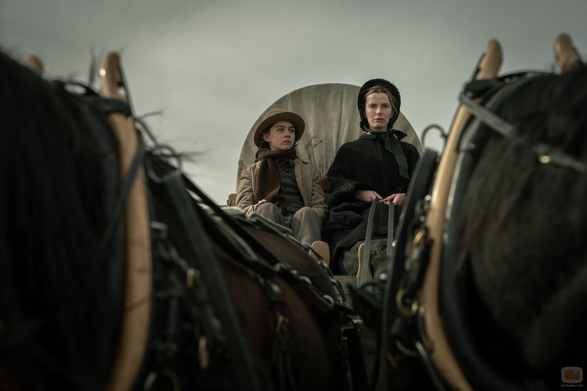 Betty Gilpin y Preston Mota en 'Episodio 1' de 'Érase una vez el Oeste'