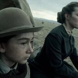 Still de Betty Gilpin y Preston Mota en 'Episodio 1' de 'American Primeval'