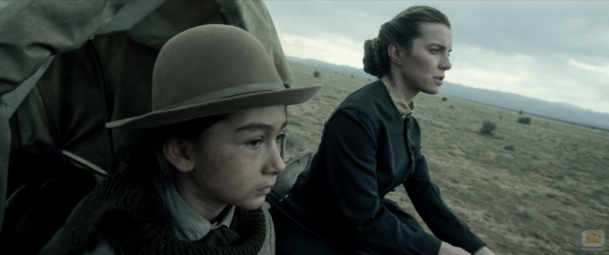 Still de Betty Gilpin y Preston Mota en 'Episodio 1' de 'American Primeval'