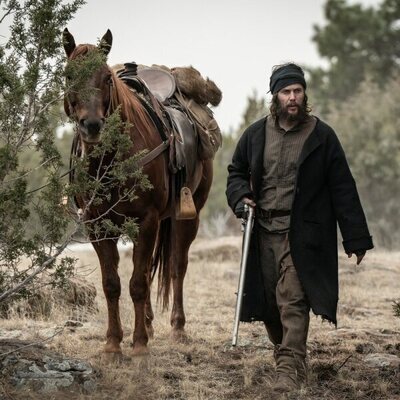 Escena de Taylor Kitsch en el 1x01 de 'Érase una vez el Oeste'