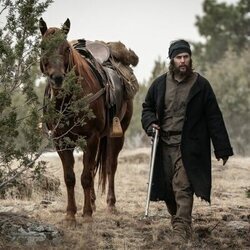 Escena de Taylor Kitsch en el 1x01 de 'Érase una vez el Oeste'