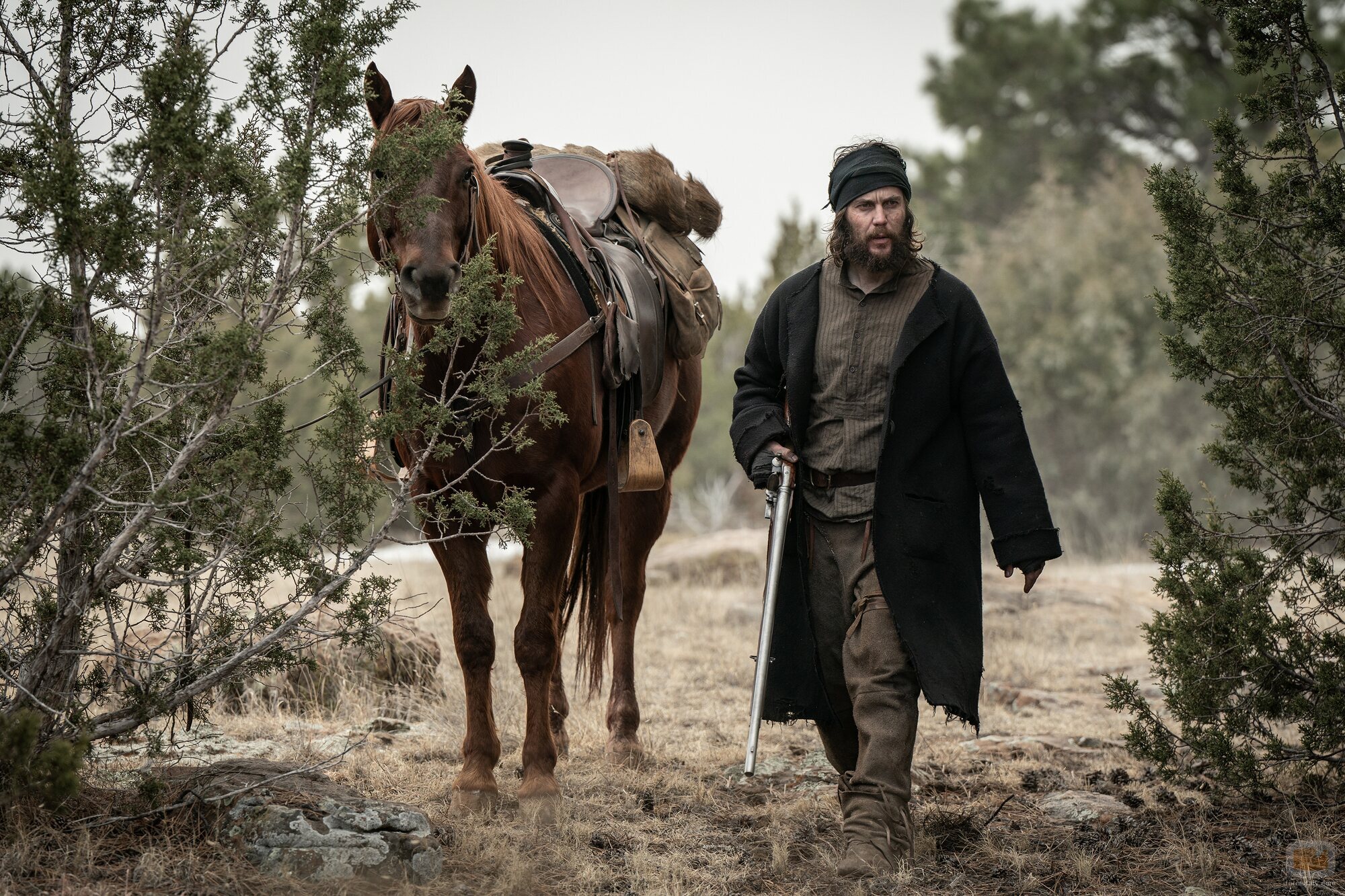 Escena de Taylor Kitsch en el 1x01 de 'Érase una vez el Oeste'