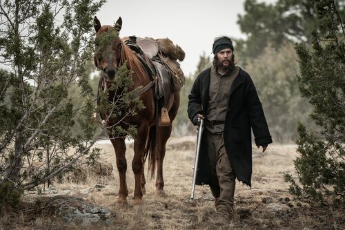 Escena de Taylor Kitsch en el 1x01 de 'Érase una vez el Oeste'