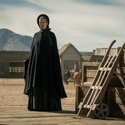 Foto de Betty Gilpin en 'Episodio 1' de 'American Primeval'