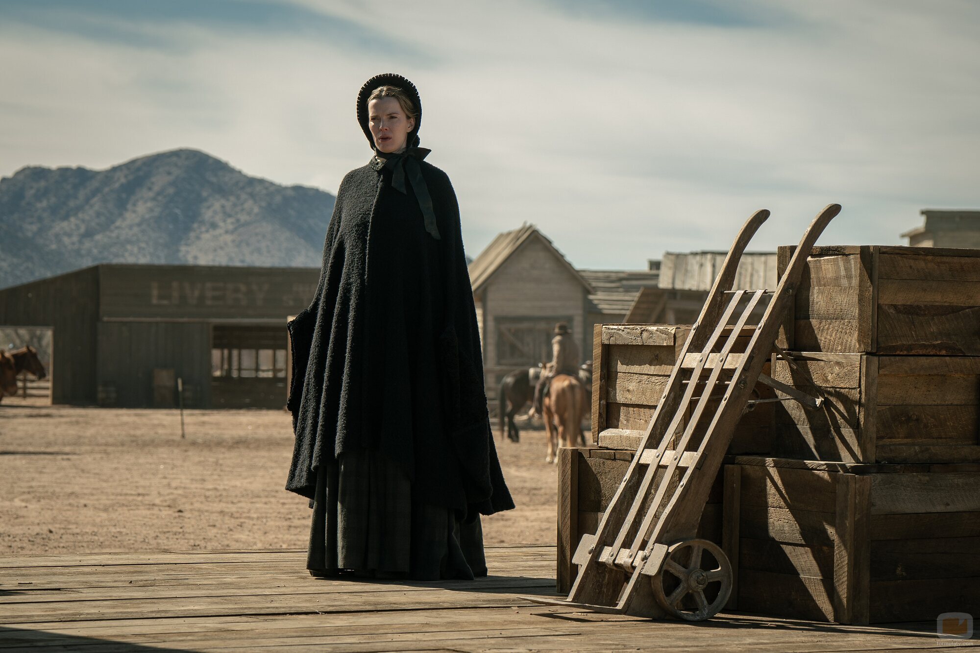 Foto de Betty Gilpin en 'Episodio 1' de 'American Primeval'
