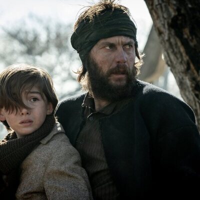 Taylor Kitsch y Preston Mota en 'Episodio 1' de 'Érase una vez el Oeste'