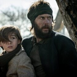 Taylor Kitsch y Preston Mota en 'Episodio 1' de 'Érase una vez el Oeste'