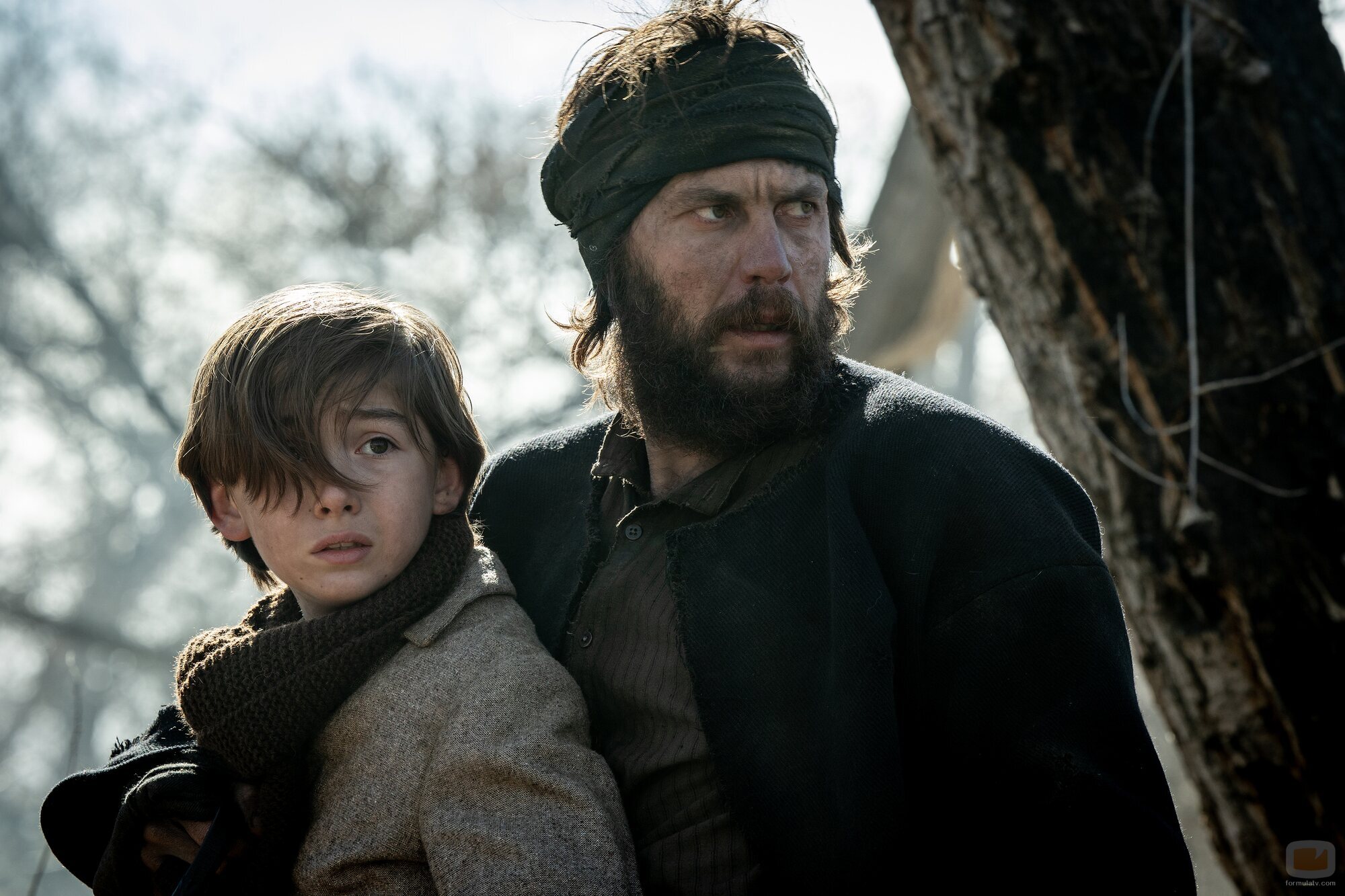 Taylor Kitsch y Preston Mota en 'Episodio 1' de 'Érase una vez el Oeste'