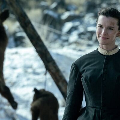 Betty Gilpin en 1x02 titulado 'Episodio 2' de 'Érase una vez el Oeste'