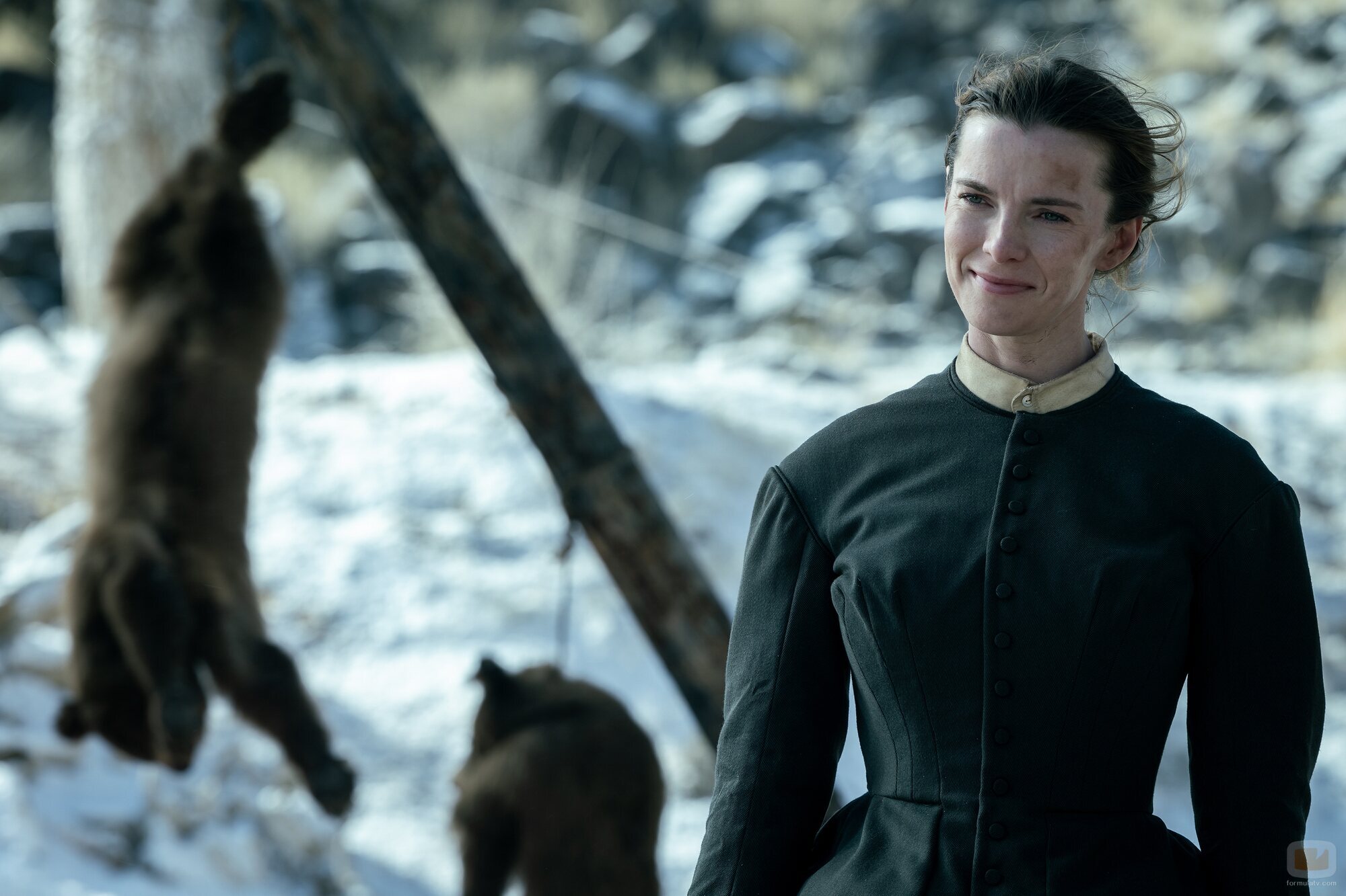 Betty Gilpin en 1x02 titulado 'Episodio 2' de 'Érase una vez el Oeste'