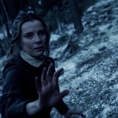 Betty Gilpin en 'Episodio 2' de 'American Primeval'