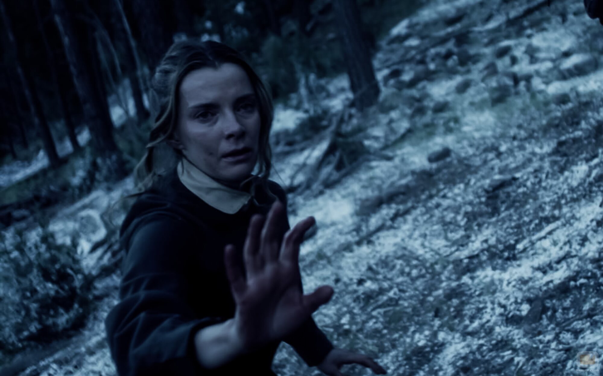 Betty Gilpin en 'Episodio 2' de 'American Primeval'