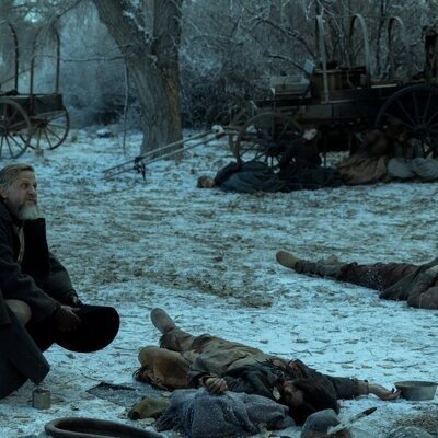 Dane DeHaan y Joe Tippett en 1x02 'Episodio 2' de 'Érase una vez el Oeste'