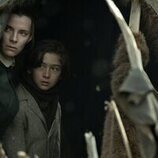 Betty Gilpin y Preston Mota en 'Episodio 2' de 'Érase una vez el Oeste'