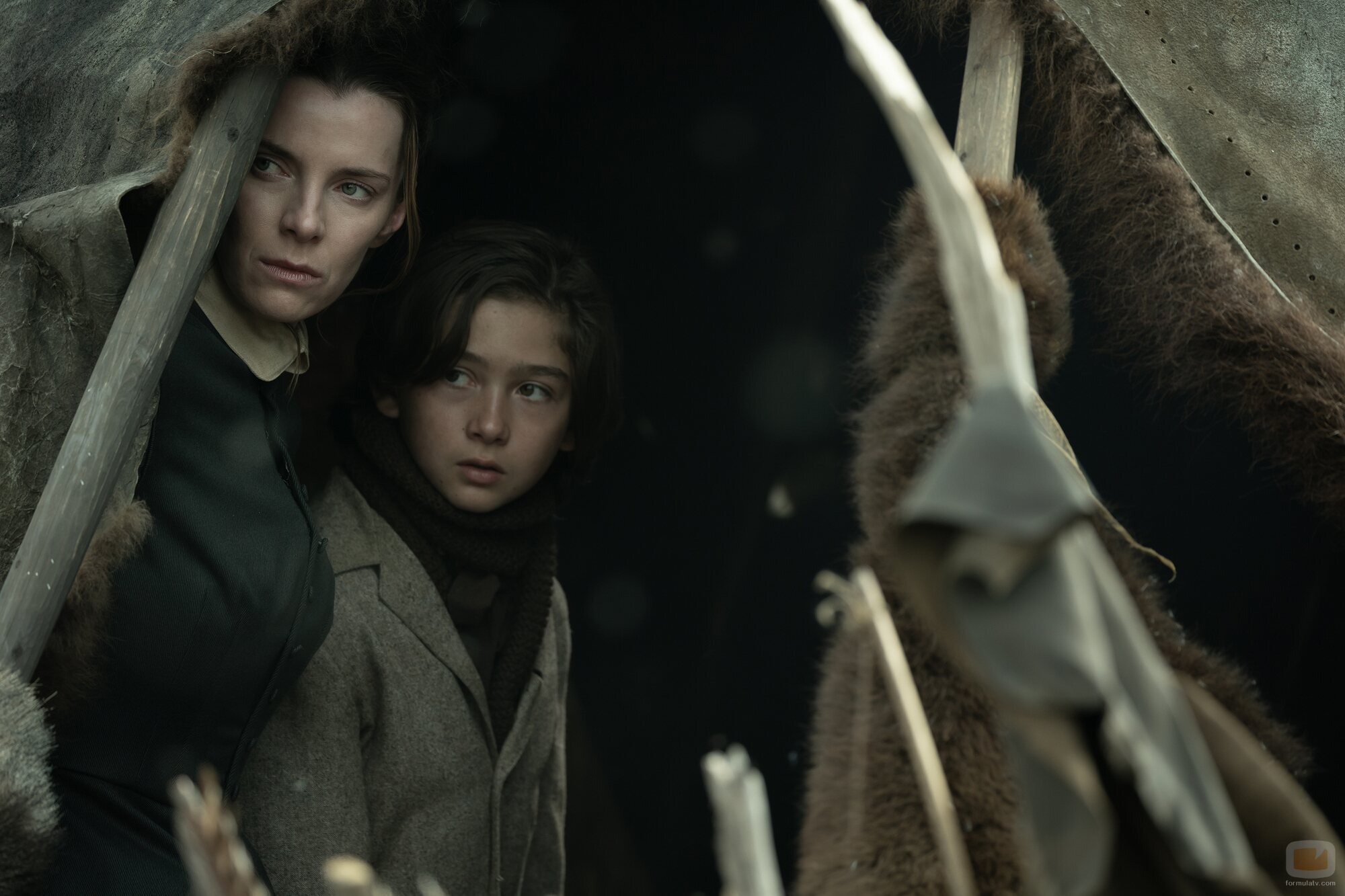 Betty Gilpin y Preston Mota en 'Episodio 2' de 'Érase una vez el Oeste'