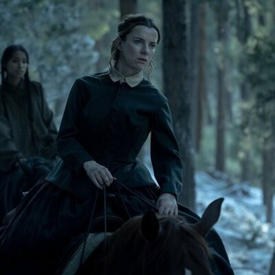 Betty Gilpin y Shawnee Pourier en el 1x02 de 'American Primeval'