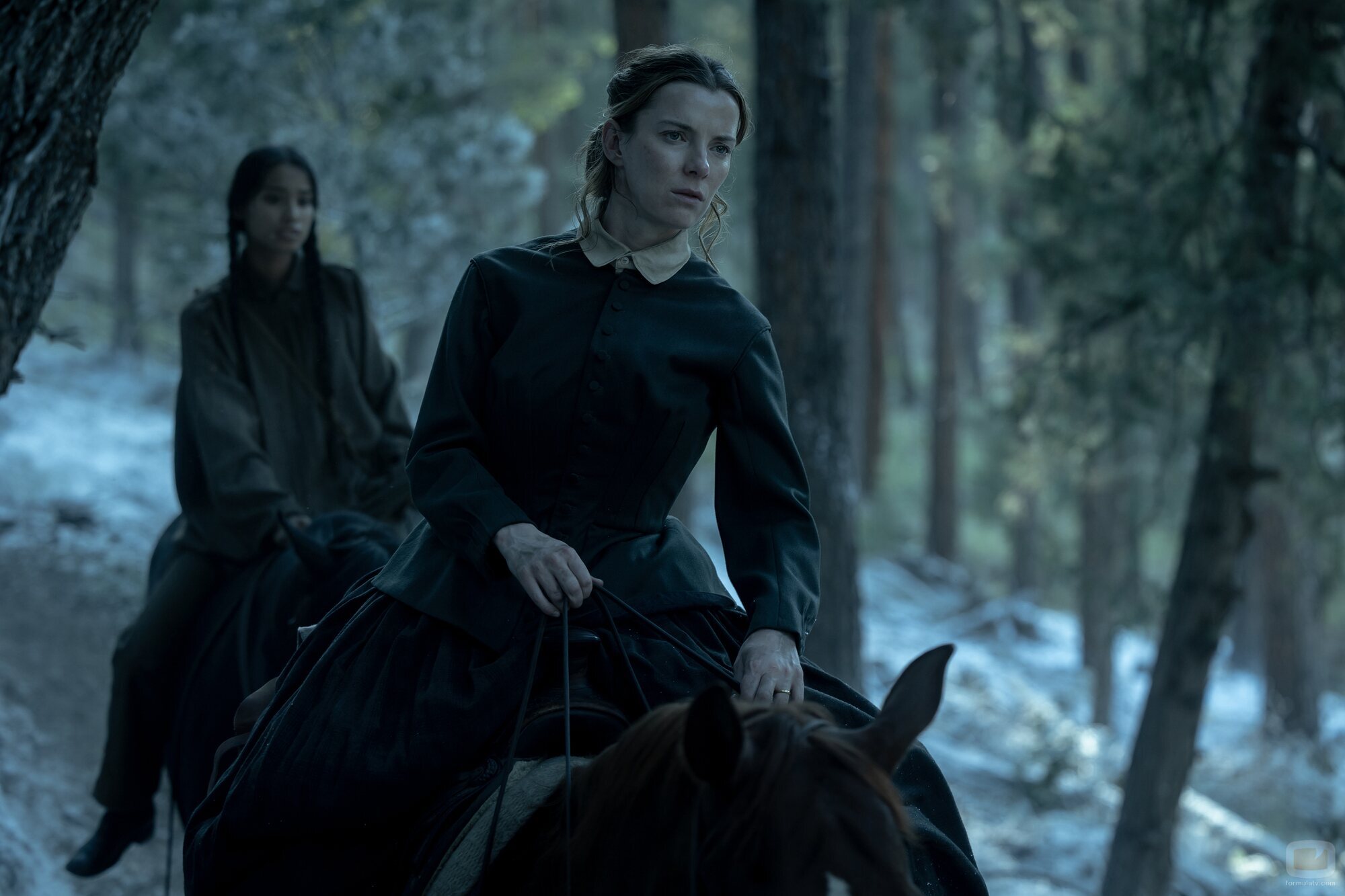 Betty Gilpin y Shawnee Pourier en el 1x02 de 'American Primeval'