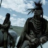 Tokala Black Elk y Derek Hinkey en 1x02 titulado 'Episodio 2' de 'Érase una vez el Oeste'