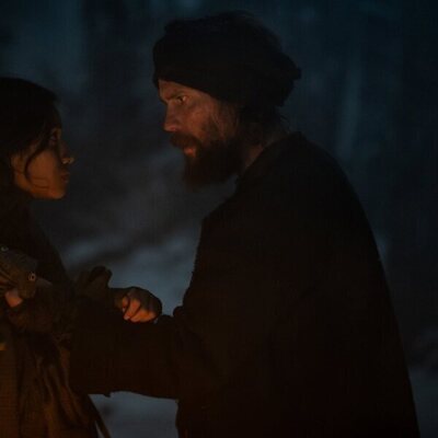Taylor Kitsch y Shawnee Pourier en 1x02 titulado 'Episodio 2' de 'Érase una vez el Oeste'