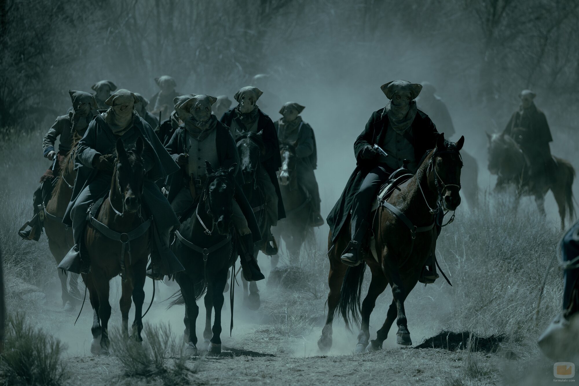 Dane DeHaan y Joe Tippett en 1x02 titulado 'Episodio 2' de 'Érase una vez el Oeste'