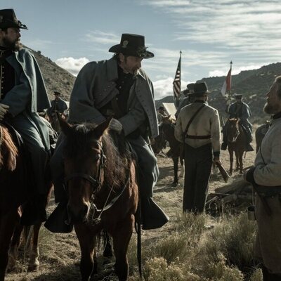 Foto de Lucas Neff y Joe Tippett en 'Episodio 3' de 'Érase una vez el Oeste'