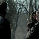 Taylor Kitsch y Betty Gilpin en 'Episodio 3' de 'Érase una vez el Oeste'