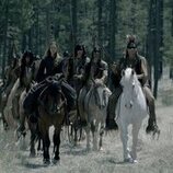 Tokala Black Elk y Derek Hinkey en el 1x03 de 'Érase una vez el Oeste'