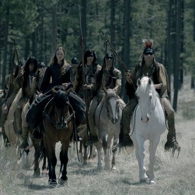 Tokala Black Elk y Derek Hinkey en el 1x03 de 'Érase una vez el Oeste'