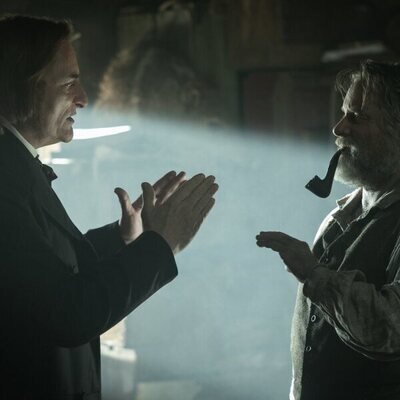 Shea Whigham y Kim Coates en 1x03 'Episodio 3' de 'Érase una vez el Oeste'