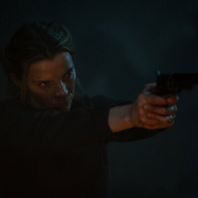 Betty Gilpin en el 1x03 de 'Érase una vez el Oeste'