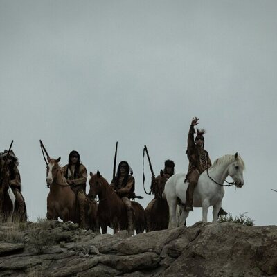 Tokala Black Elk y Derek Hinkey en 1x04 titulado 'Episodio 4' de 'Érase una vez el Oeste'