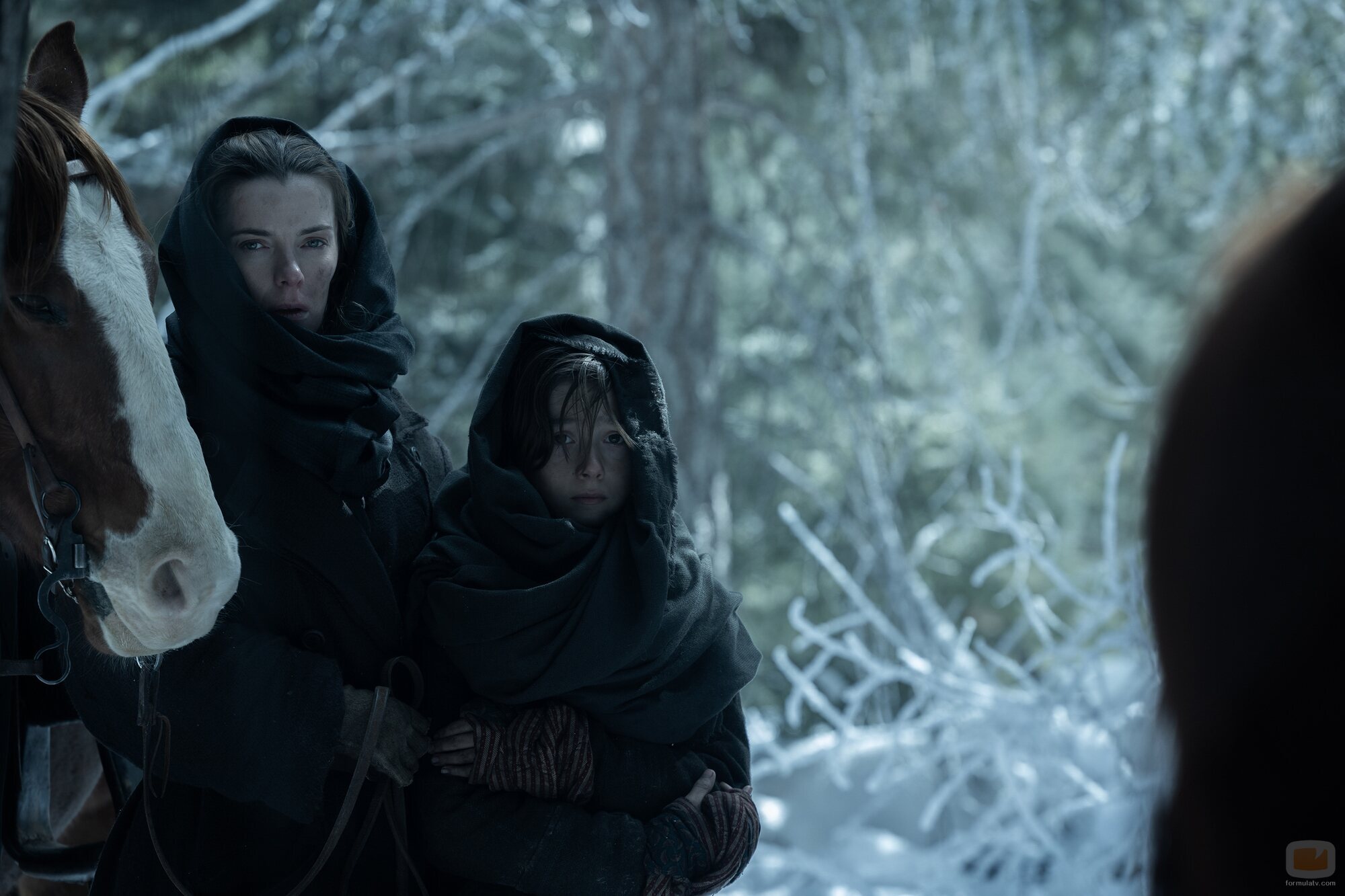 Betty Gilpin y Preston Mota en la temporada 1 y el capítulo 04 de 'Érase una vez el Oeste'